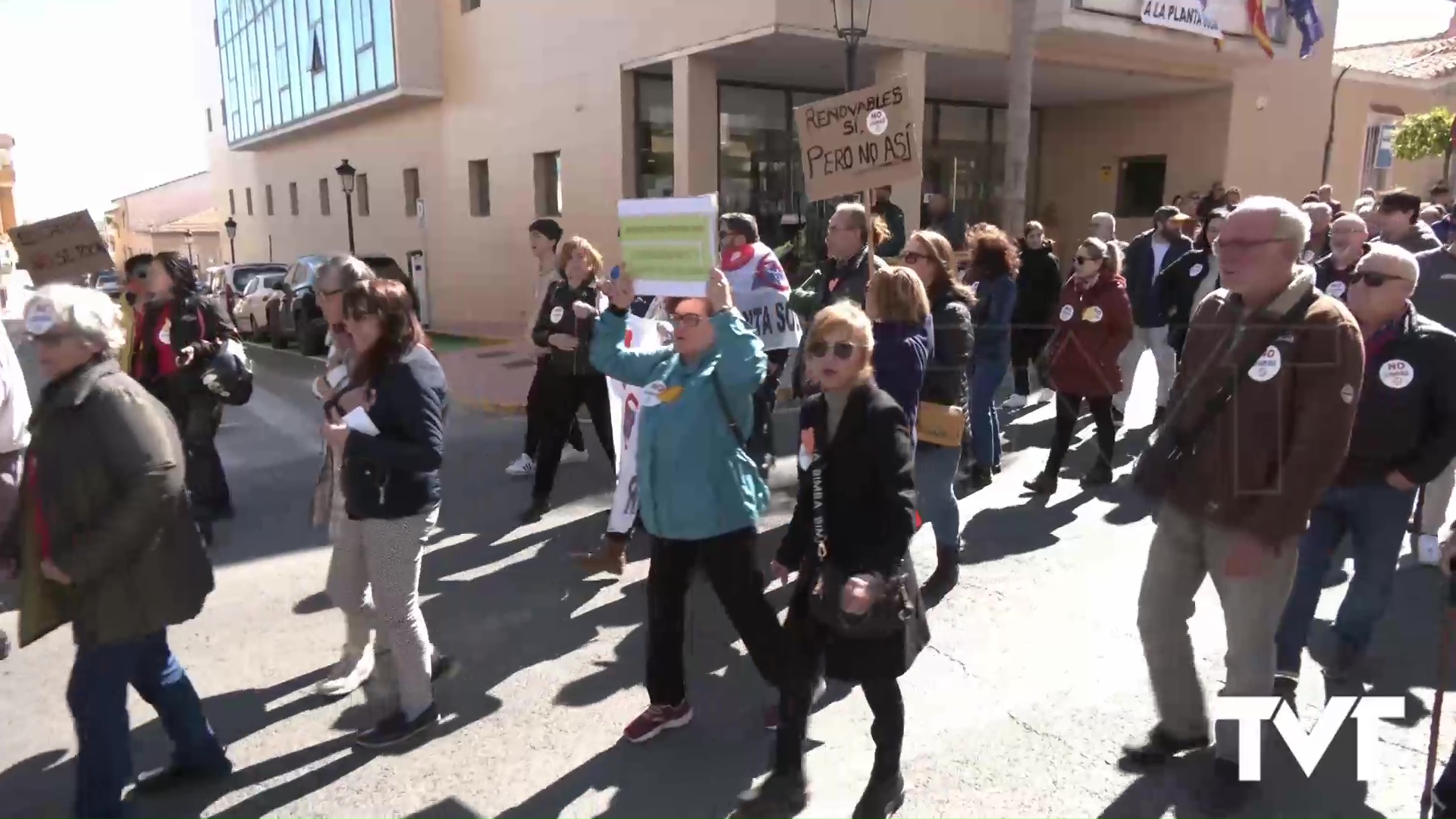Imagen de Los vecinos de San Miguel de Salinas se echan a la calle para mostrar su rechazo a la planta solar  