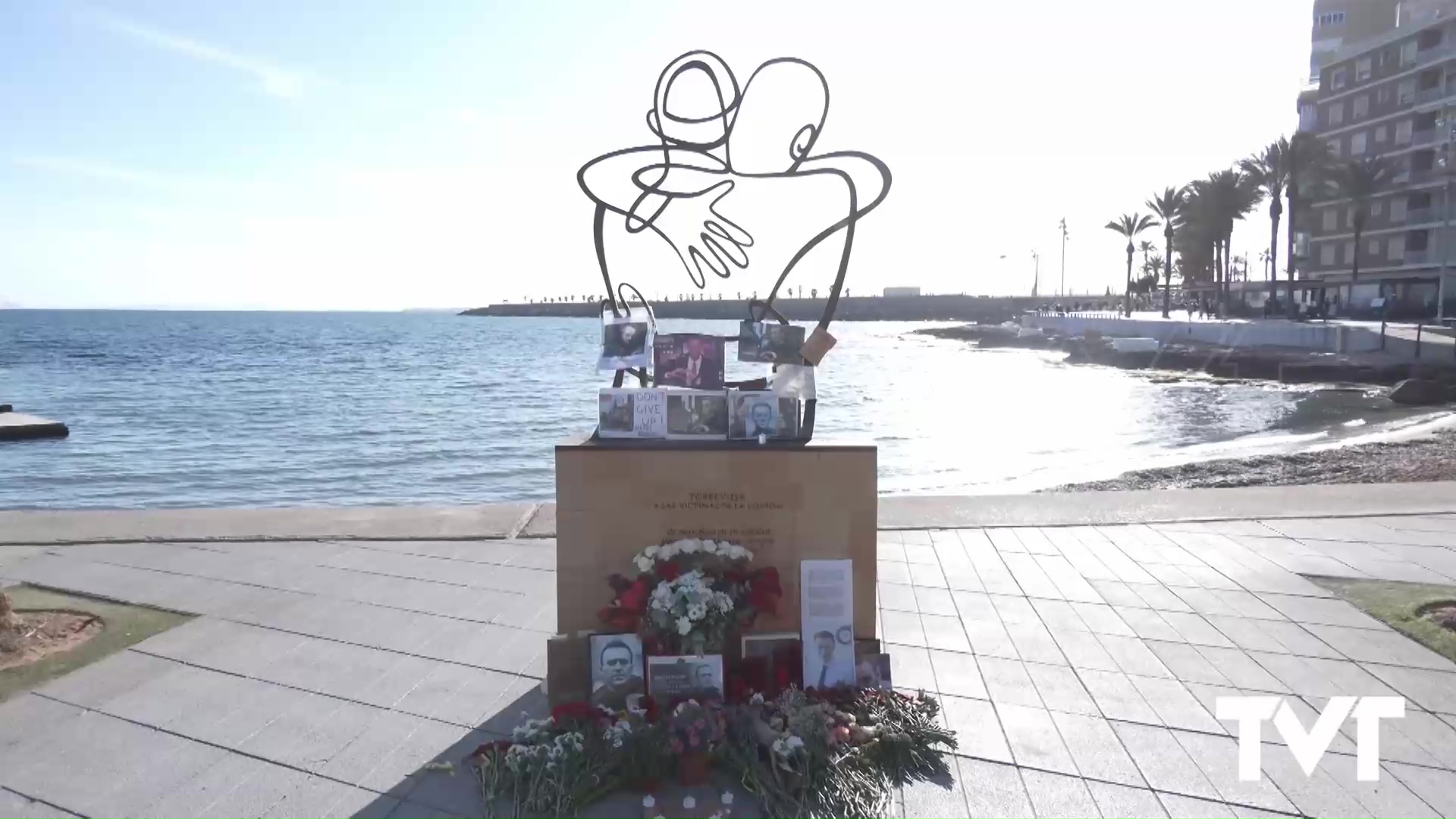 Imagen de La escultura dedicada a recordar a las víctimas del Covid en Torrevieja convertida en memorial al gran opositor de Putin, Alexei Navalny