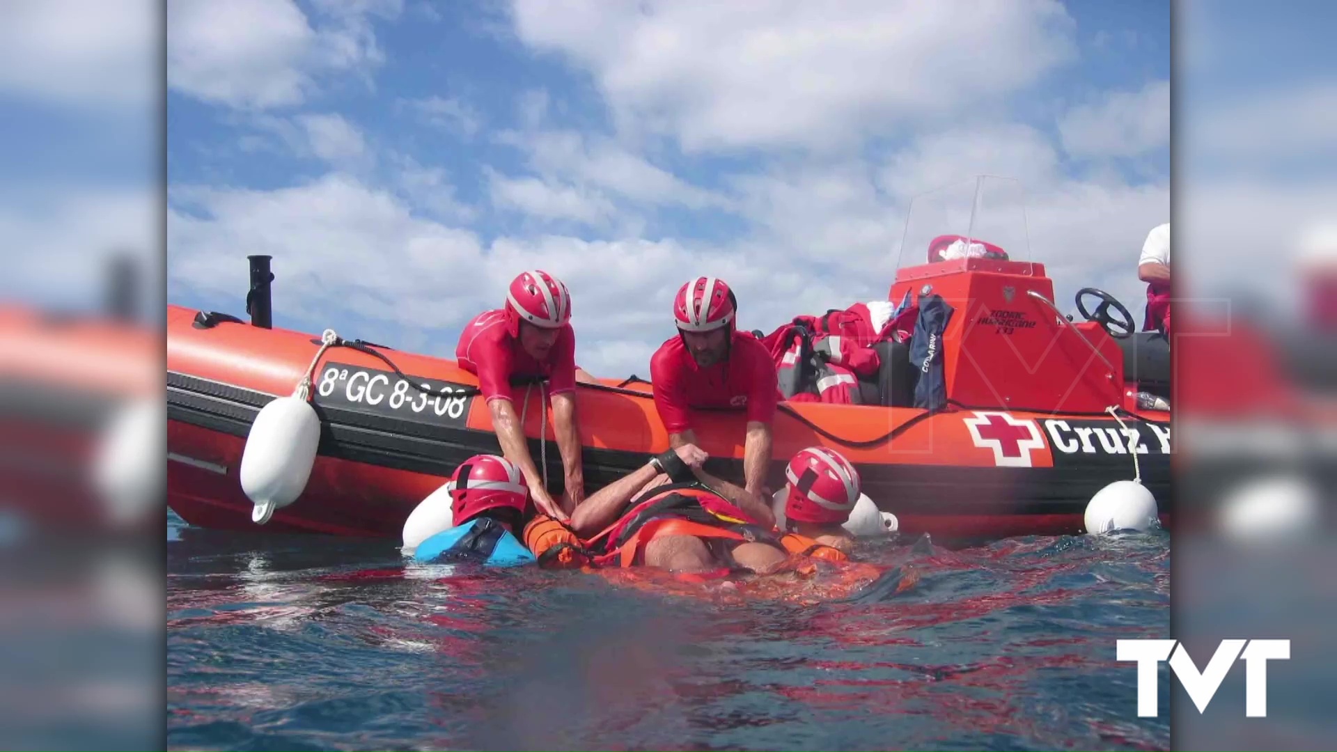 Imagen de Salvamento marítimo de Cruz Roja logra salvar en Torrevieja a un joven que había quedado a la deriva con su moto acuática