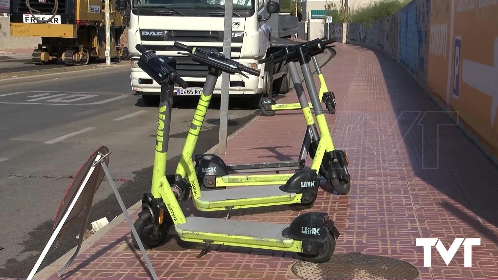 Imagen de El ayuntamiento estudia controlar y acotar el número de empresas de alquiler de patinetes que puedan trabajar en Torrevieja 