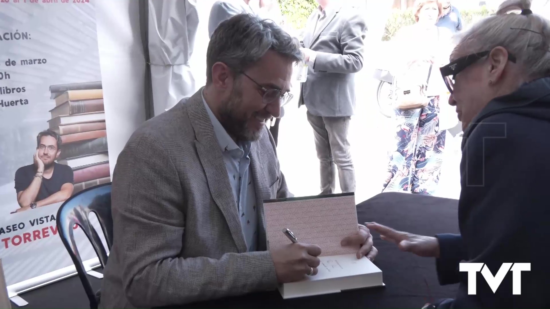 Imagen de Largas colas para conseguir la firma del último libro del escritor Máximo Huerta que inauguró la XXVI Feria del Libro de Torrevieja 