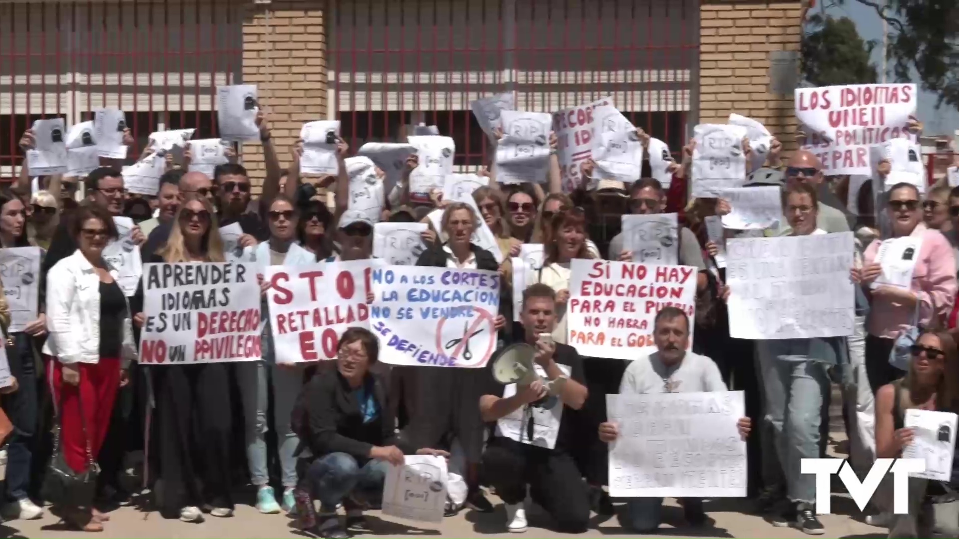 Imagen de Respuesta masiva a la protesta de la EOI de Torrevieja. Consellería de educación mantiene su decisión y anuncia que se darán clases de español para extranjeros en las EPAS 