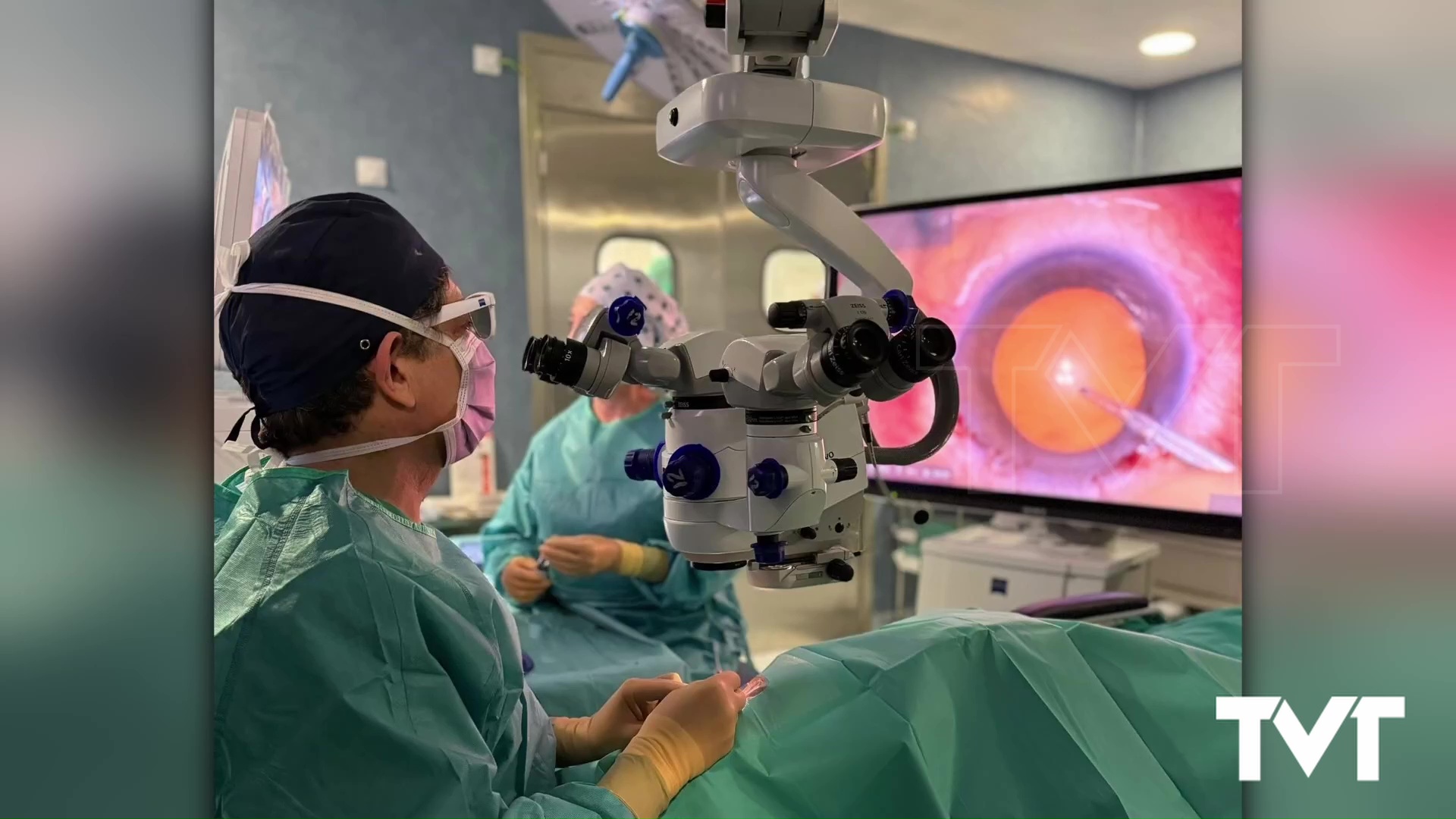 Imagen de El Hospital de Torrevieja introduce un microscopio oftalmológico con visualización 3D que aumenta la precisión del cirujano 