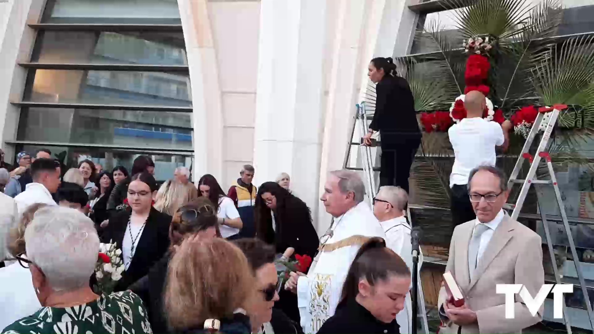 Imagen de Se recupera la tradición con la ofrenda a la Cruz de Mayo en el Sagrado Corazón 