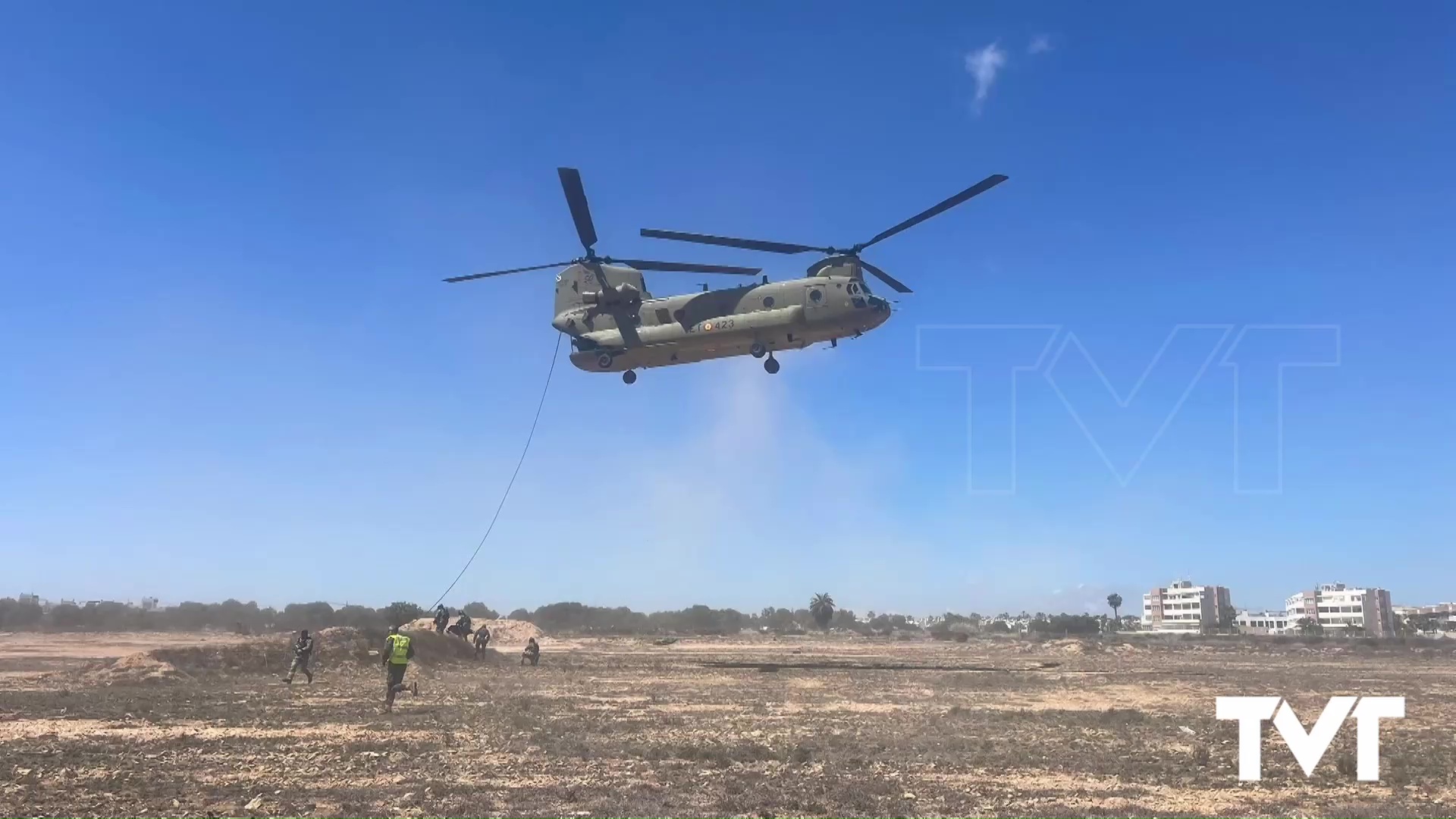 Imagen de El MOE lleva a cabo en la zona de Cabo Roig y Torrevieja espectaculares ejercicios con helicóptero Chinook