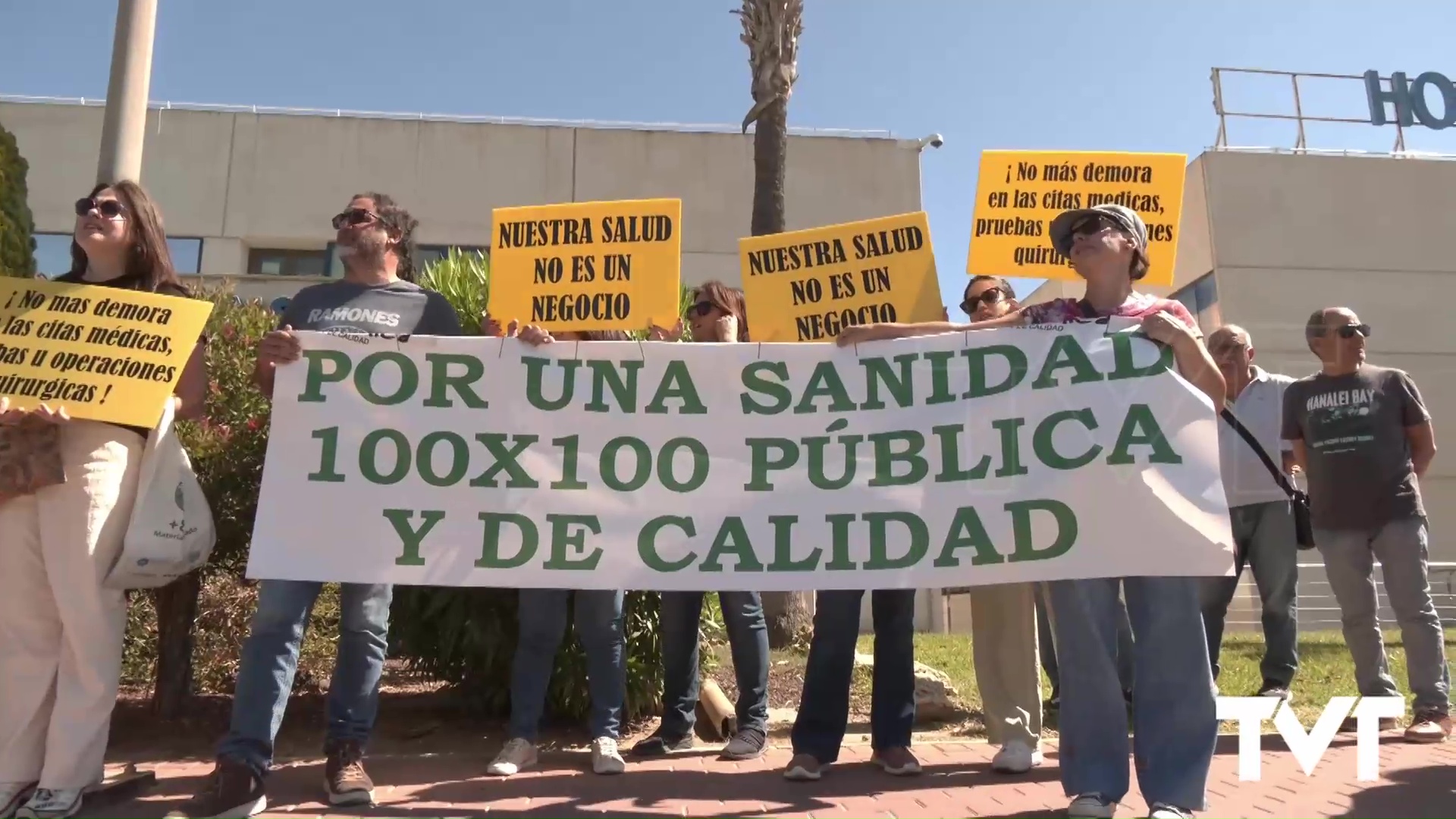 Imagen de Más de un centenar de personas se concentra en el hospital para mostrar su rechazo a las derivaciones a otros hospitales y a las largas listas de espera 