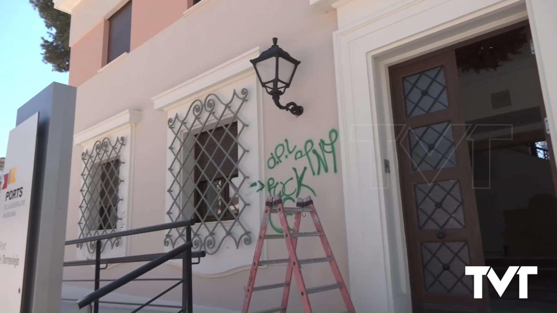 Imagen de Nuevas pintadas de mal gusto y luminarias rotas en el edificio de Puertos de la Generalitat en Torrevieja 