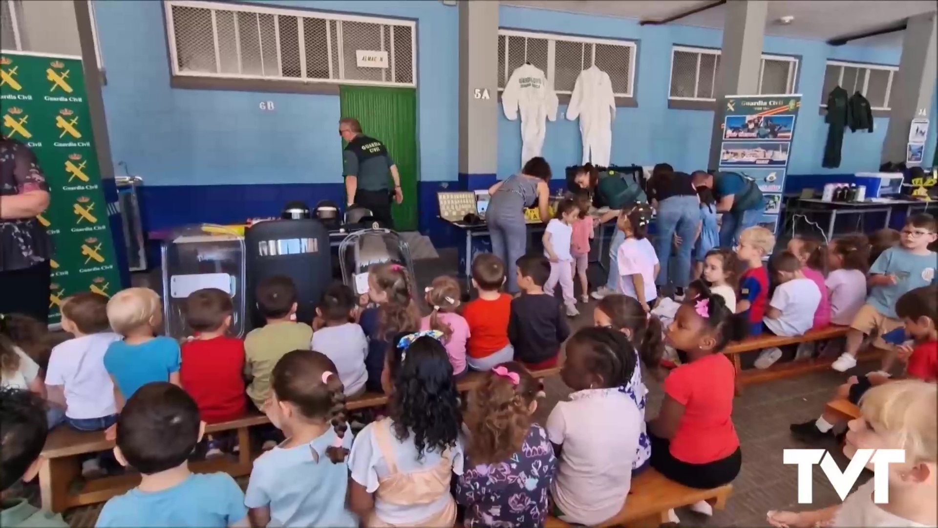 Imagen de El CEIP Cuba disfrutó de una magnífica muestra de las distintas unidades de la Guardia Civil de Torrevieja