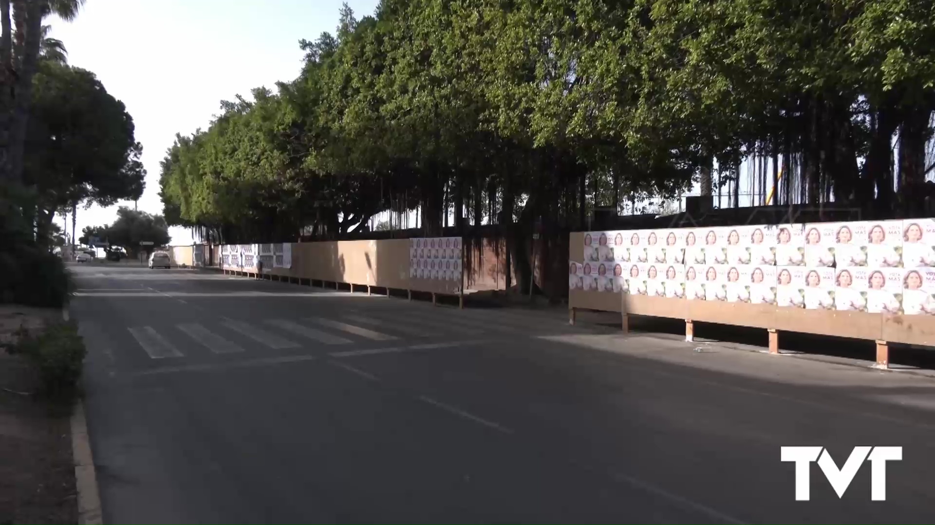 Imagen de Arranca en Torrevieja la campaña electoral para las Elecciones Europeas con pegada de carteles 