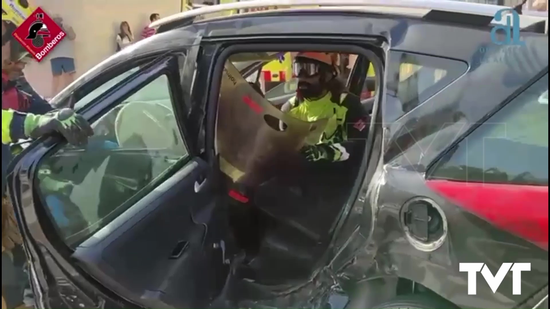 Imagen de Una conductora queda atrapada en su vehículo tras una colisión