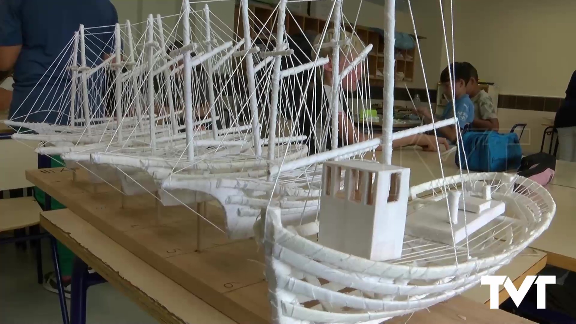 Imagen de Alumnos de 5º y 6º de Primaria del CEIP Acequión reciben una «masterclass» de artesanía salinera