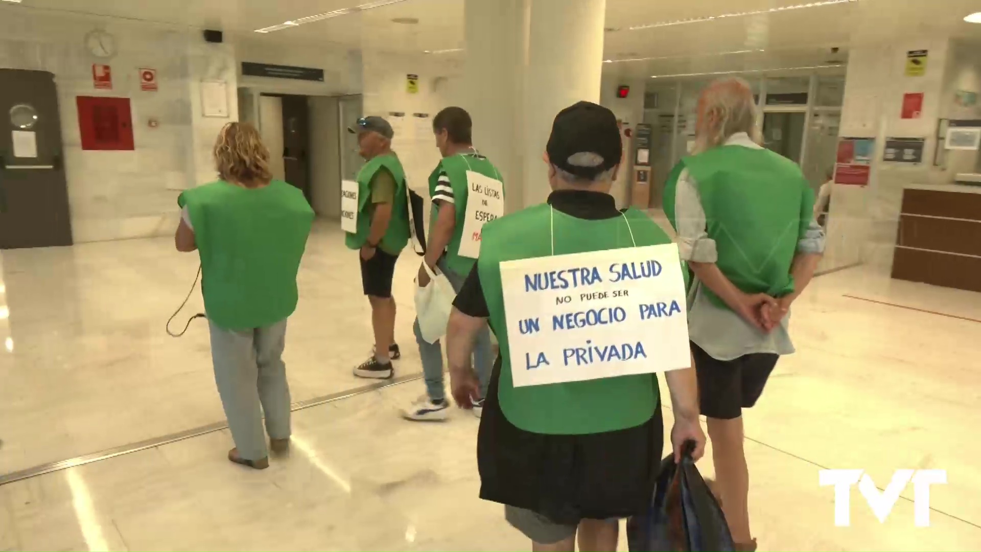 Imagen de Un grupo de personas se «encierra» en el Hospital de Torrevieja para reclamar mejoras en la atención sanitaria