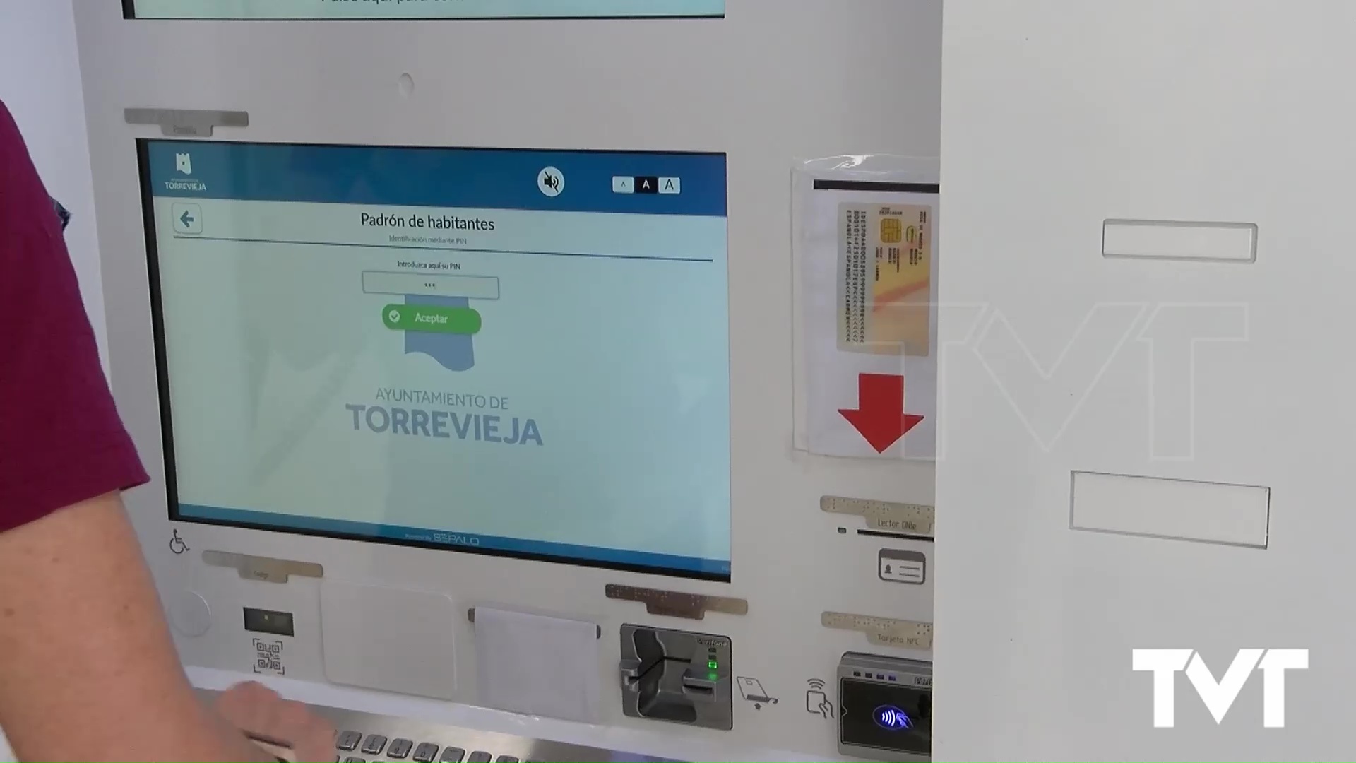 Imagen de El «ciberkiosko» instalado en el hall del Ayuntamiento de Torrevieja emite más de 600 certificados de empadronamiento en un mes