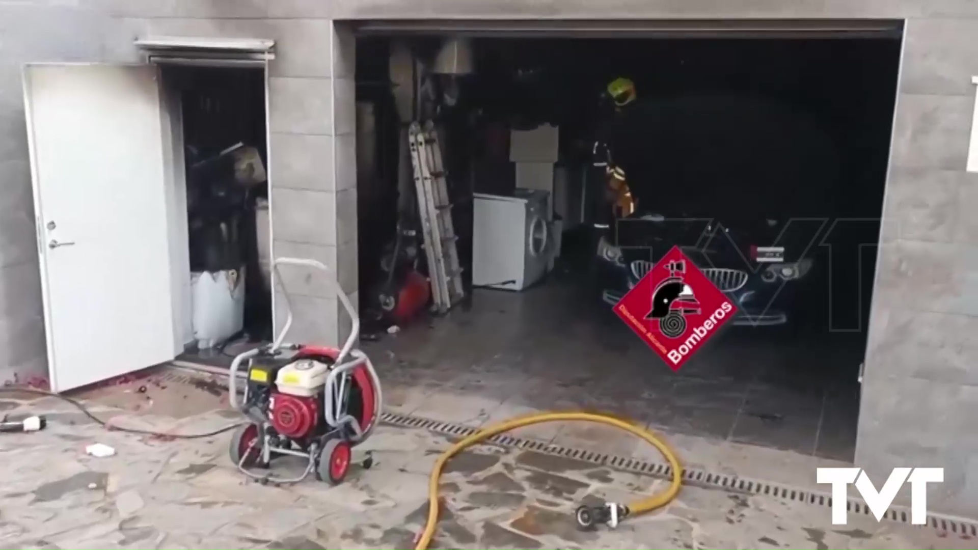 Imagen de Los bomberos de Torrevieja apagan el incendio en el garaje de una casa de San Miguel de Salinas