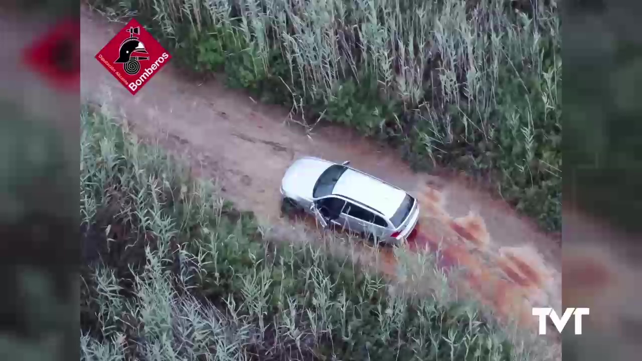 Imagen de Bomberos consiguen localizar y rescatar a un conductor que se vio sorprendido al salir su coche de la vía