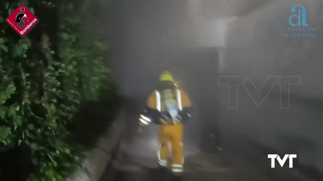 Imagen de 	Bomberos de Torrevieja sofocan un incendio en un garaje evitando la propagación al resto del edificio