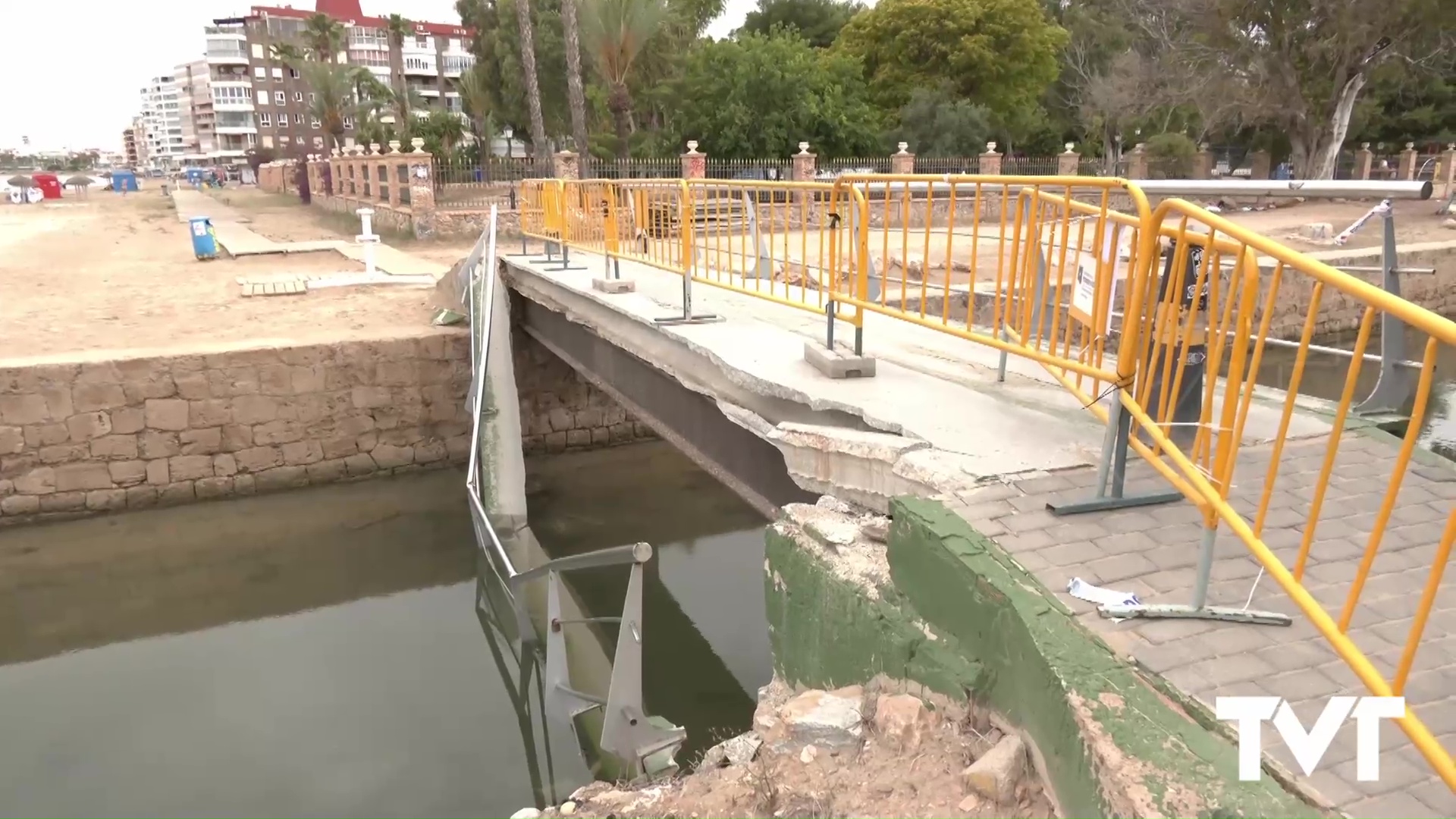 Imagen de El puente peatonal sobre el canal del Acequión cede y cae gran parte de su estructura 