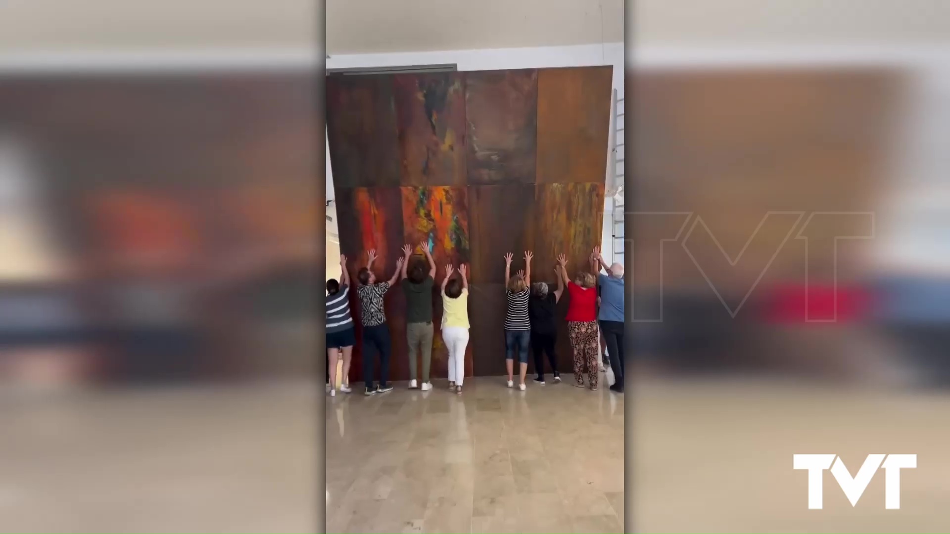 Imagen de La profesora de la Escuela Municipal de Pintura Mar García y 63 de sus alumnos vuelven a sorprender con una exposición única 