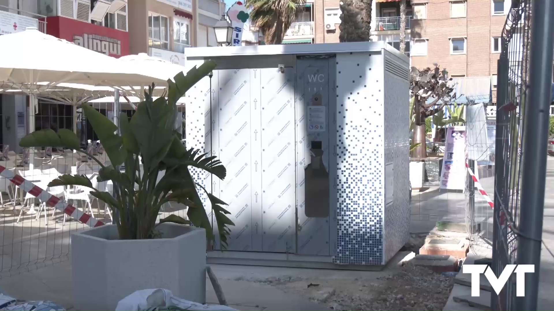 Imagen de Comienzan a instalarse los primeros aseos públicos de Torrevieja. El acceso tendrá un coste de 50 céntimos 