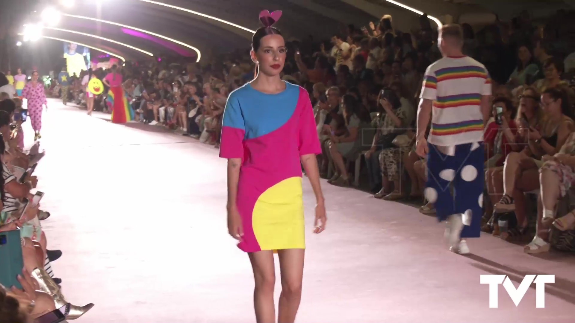 Imagen de Ágatha Ruiz de la Prada pone el broche de oro a la pasarela de moda de la III Torrevieja Weekend