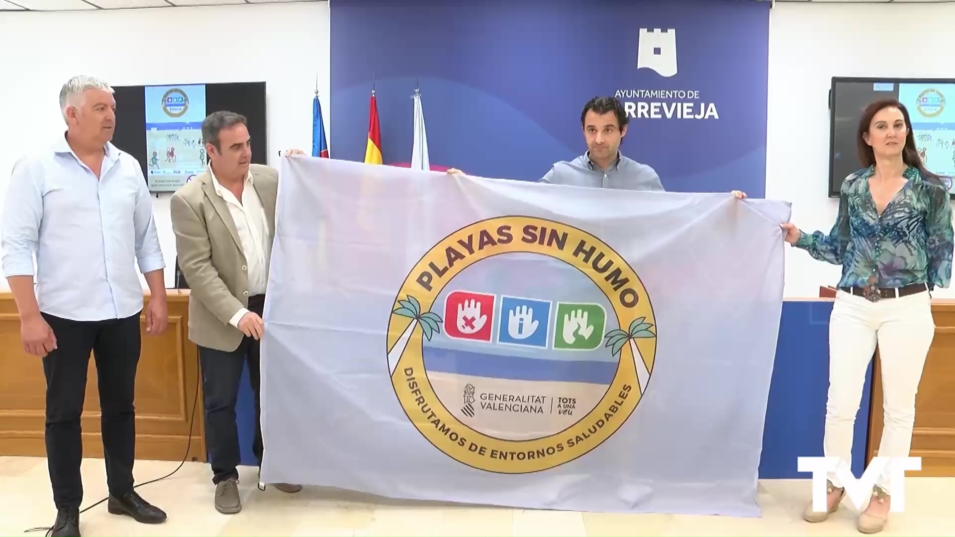 Imagen de Torrevieja izará su primera bandera Playa sin Humos en Cabo Cervera. También en la piscina exterior del Palacio de los Deportes 