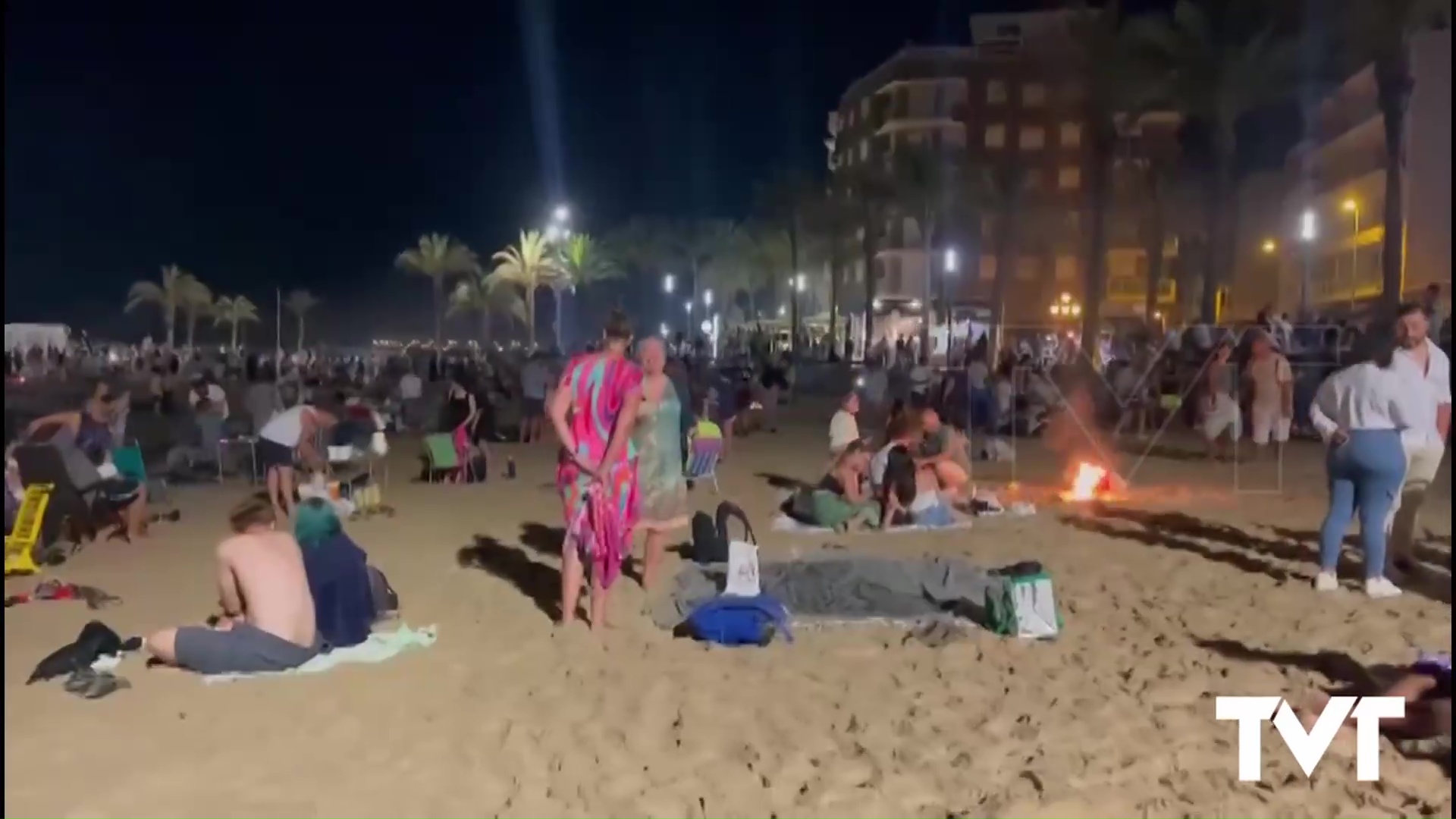 Imagen de Cientos de personas se reúnen un año más en torno a las hogueras en las playas en la noche más mágica del año 