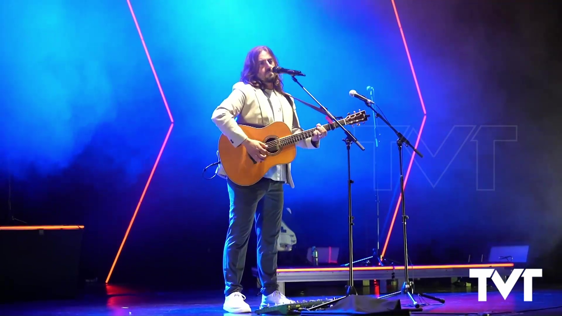 Imagen de Andrés Suarez cautivó al público en el Teatro de Torrevieja con sus letras y gran talento