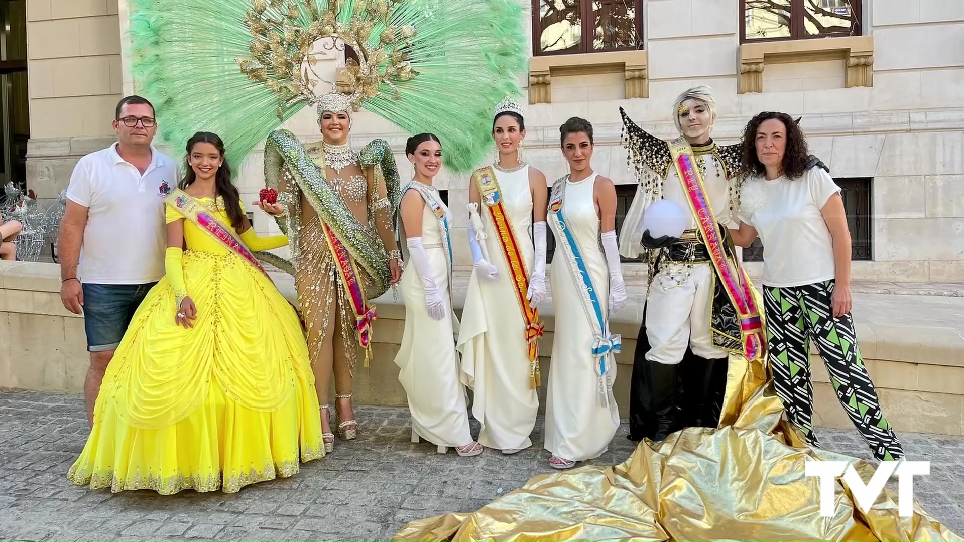 Imagen de El Carnaval de Torrevieja y la corte salinera presente un año más en el Desfile folclórico Internacional de Alicante 