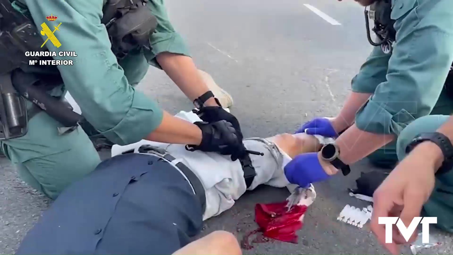 Imagen de La Guardia Civil auxilia a un motorista herido en la carretera CV-905 de Torrevieja