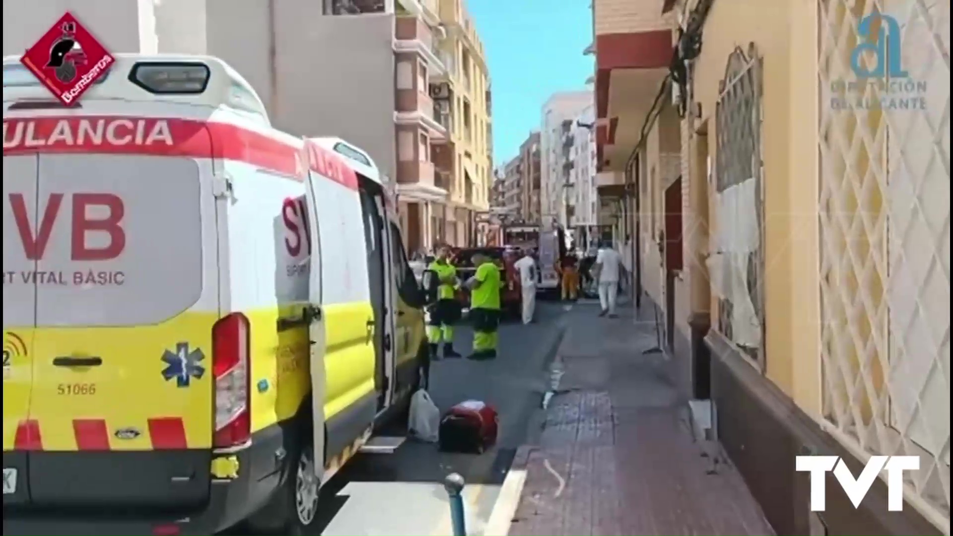 Imagen de Dos heridos por quemaduras graves en el incendio de una vivienda ocupada en la calle Ulpiano de Torrevieja