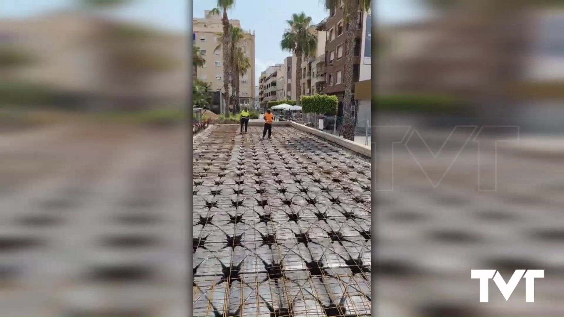 Imagen de Finalizado el trabajo de mallado de la superficie donde se ubicará la nueva pista deportiva de la Plaza de Oriente 