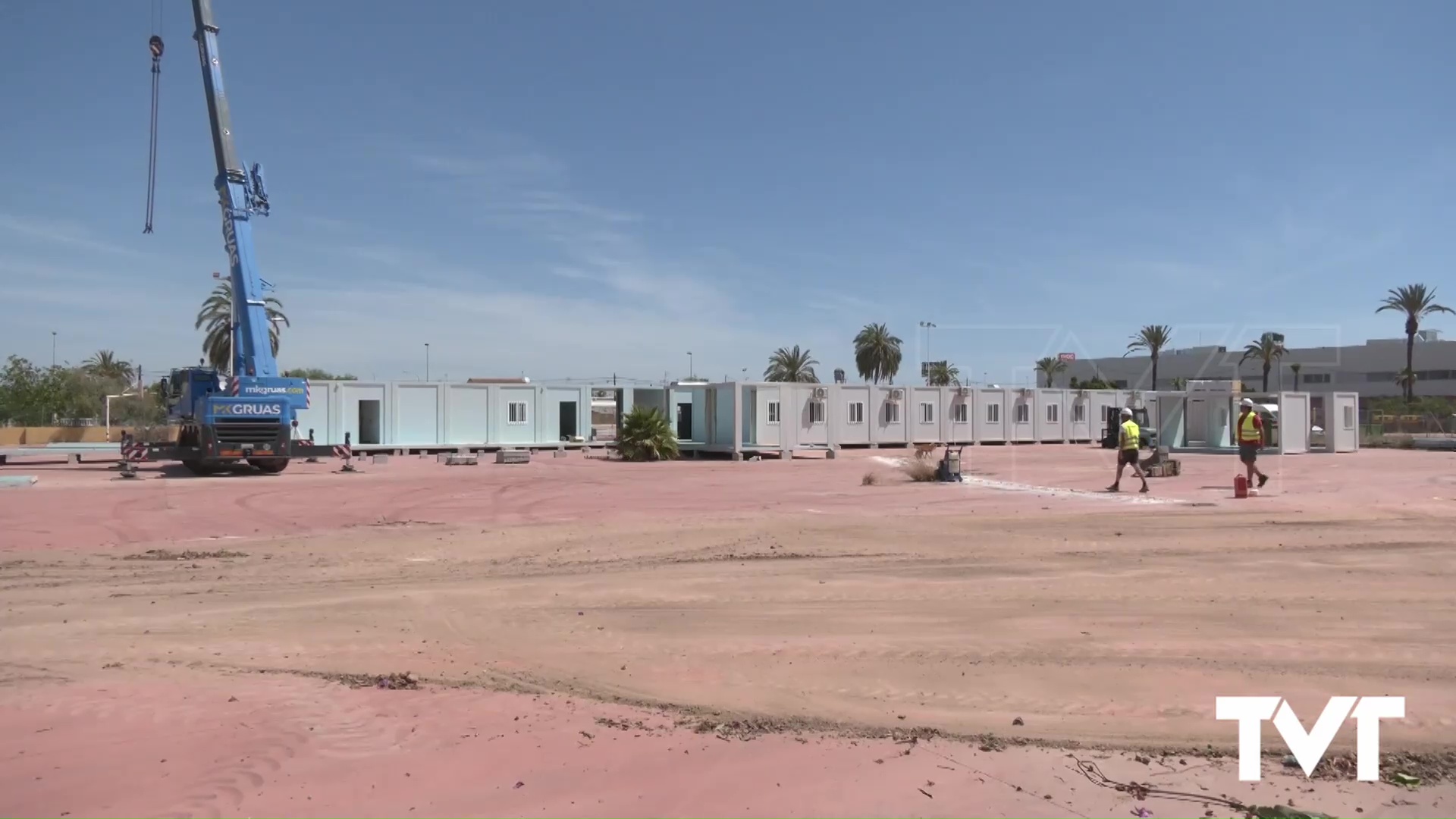 Imagen de Se instalan nuevas aulas prefabricadas que acogerán a la sección delegada del IES Torrevigía, y germen de lo que será el nuevo IES nº6. El CEIP 14 también aumenta su capacidad con una línea más 