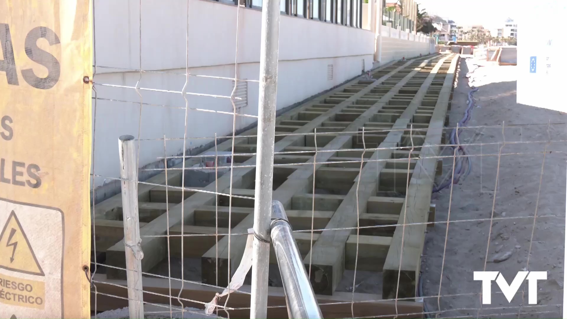Imagen de Comienza a instalarse la primera estructura de la pasarela peatonal de La Mata 