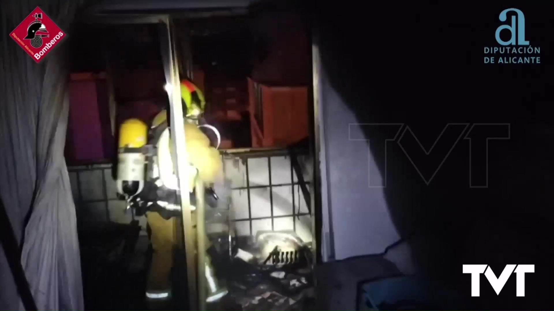 Imagen de Se incendia una vivienda de un edificio en la calle San Pascual de Torrevieja 