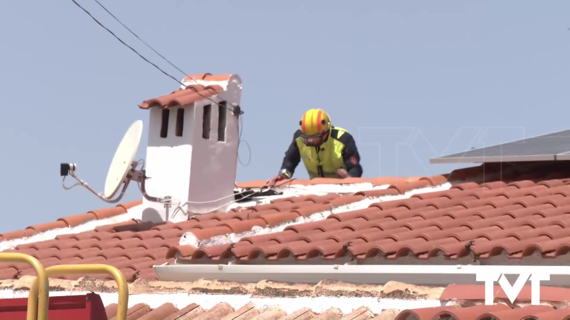 Imagen de Un ciudadano de 79 años resbala y cae del tejado de su casa ocasionándole diversas contusiones y siendo trasladado al hospital 