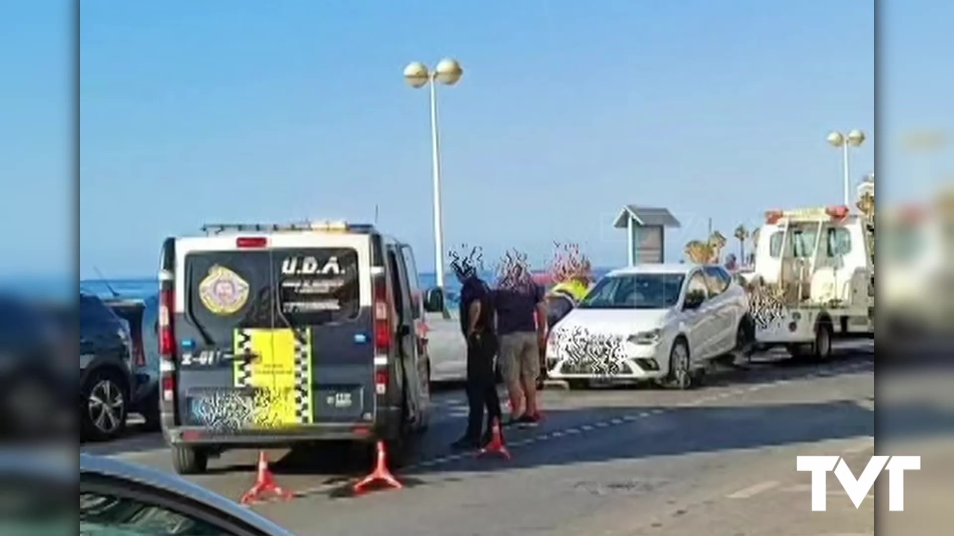 Imagen de Un vehículo se empotra contra la balaustrada del paseo de la playa de Los Locos chocando previamente con 5 vehículos que estaban estacionados. Conducía bajo los efectos del alcohol y las drogas 