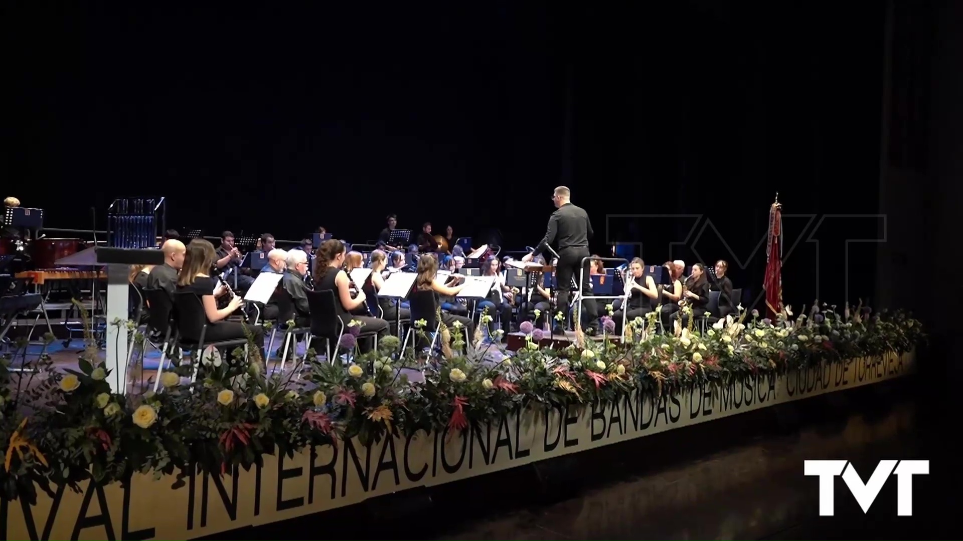 Imagen de La sociedad musical Ciudad de Torrevieja Los Salerosos, subió a las tablas del escenario para demostrar cómo hacer buena música 