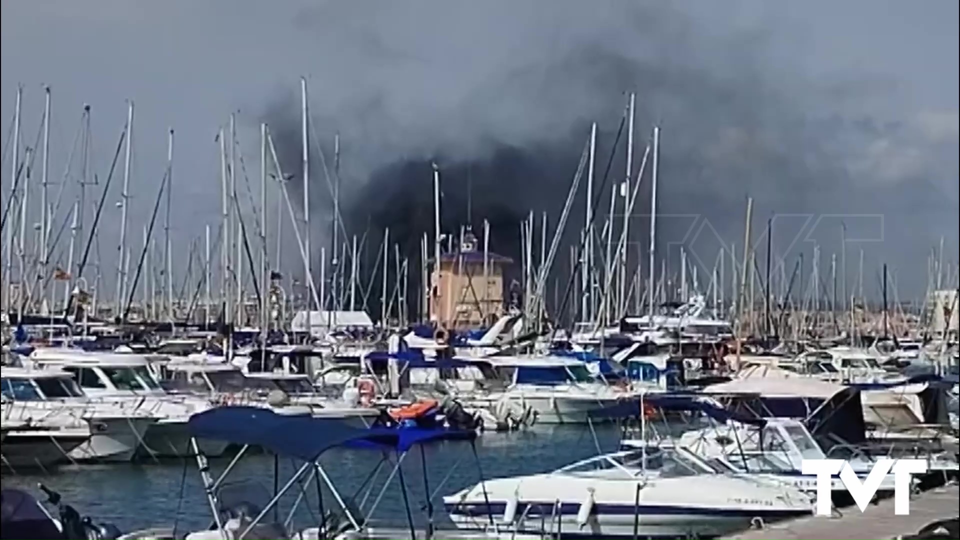 Imagen de El incendio de un velero provoca una densa columna de humo negro en la bahía torrevejense