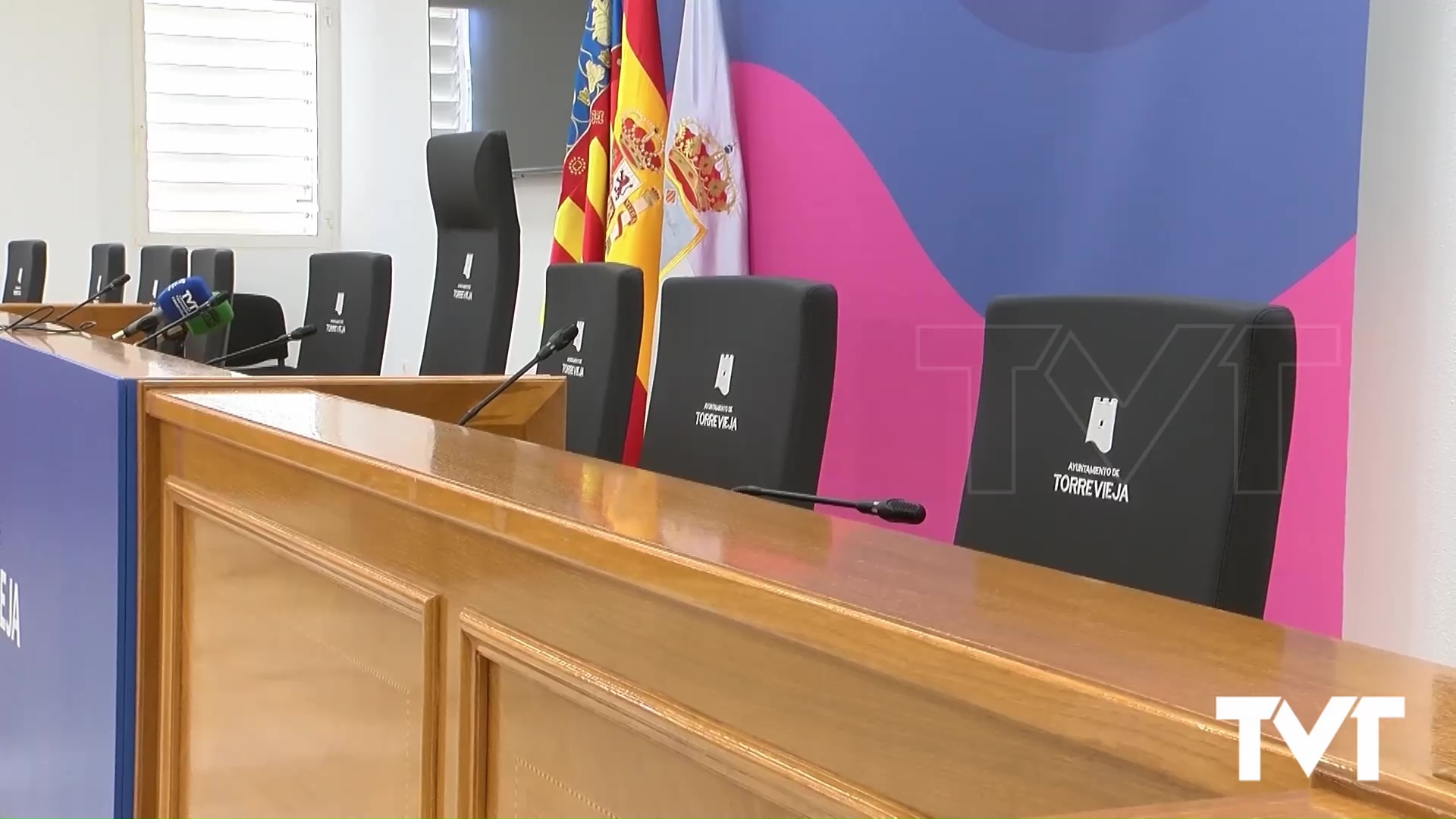 Imagen de El salón de plenos estrena sillas y pantallas