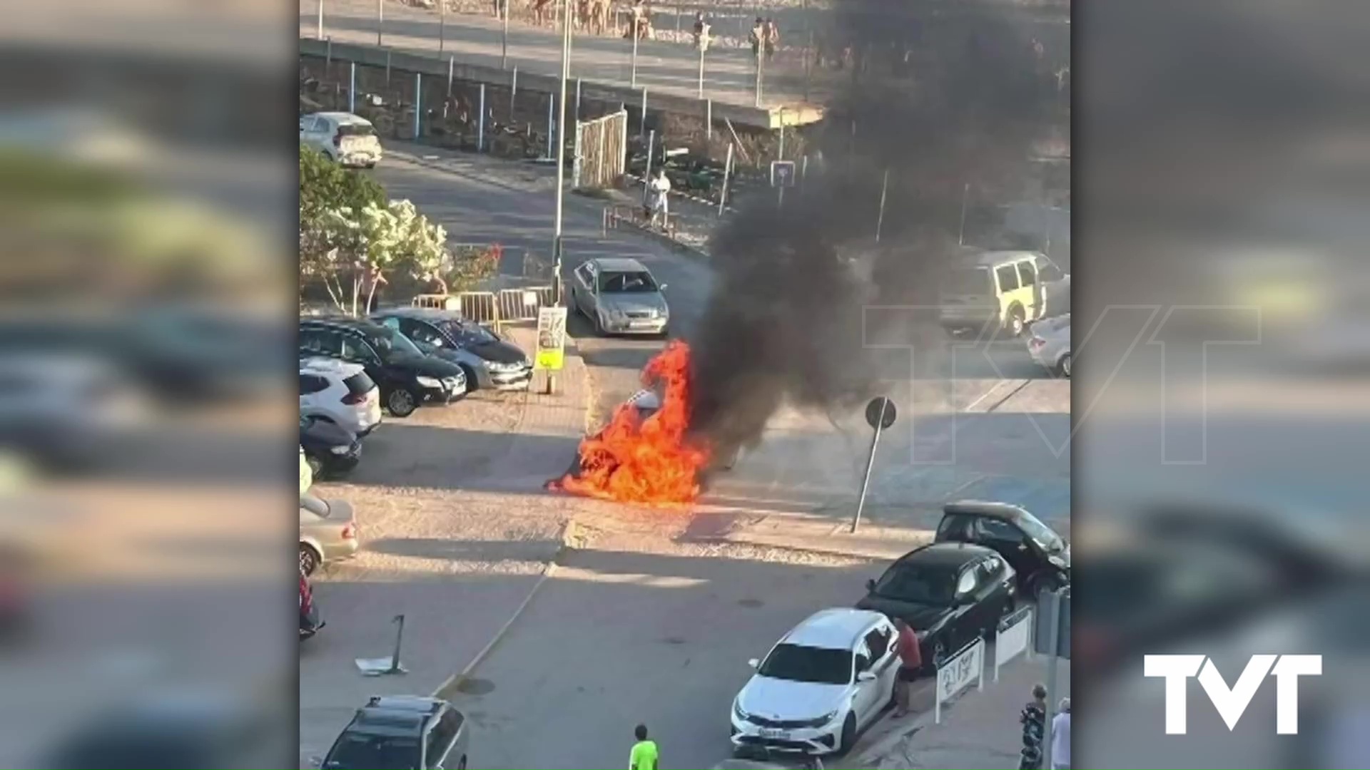 Imagen de Un vehículo completamente calcinado junto a la Playa de Los Náufragos 