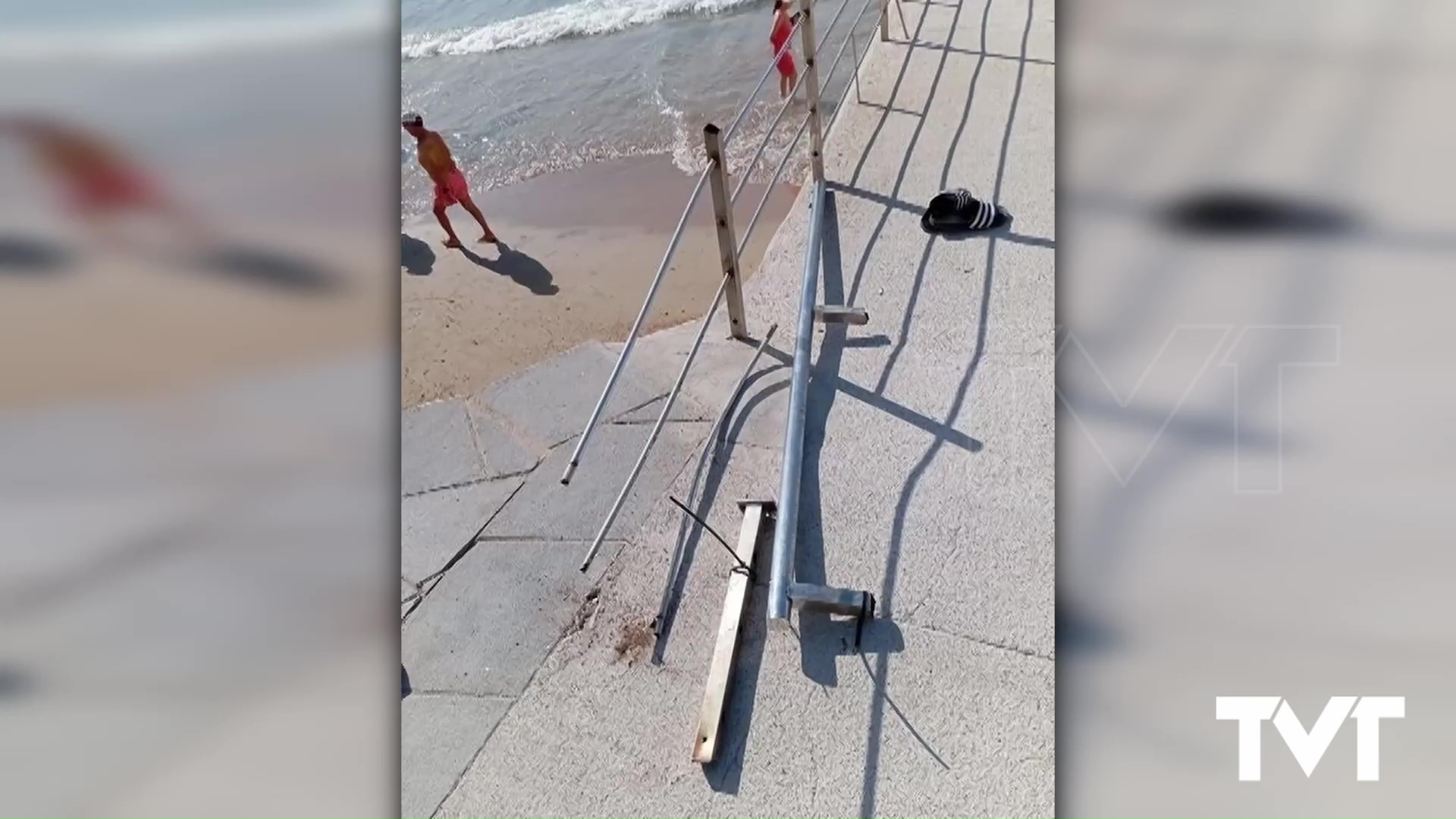 Imagen de Cede un trozo de la valla metálica que rodea el basamento donde se ubicaba el Kiosko Tintero 