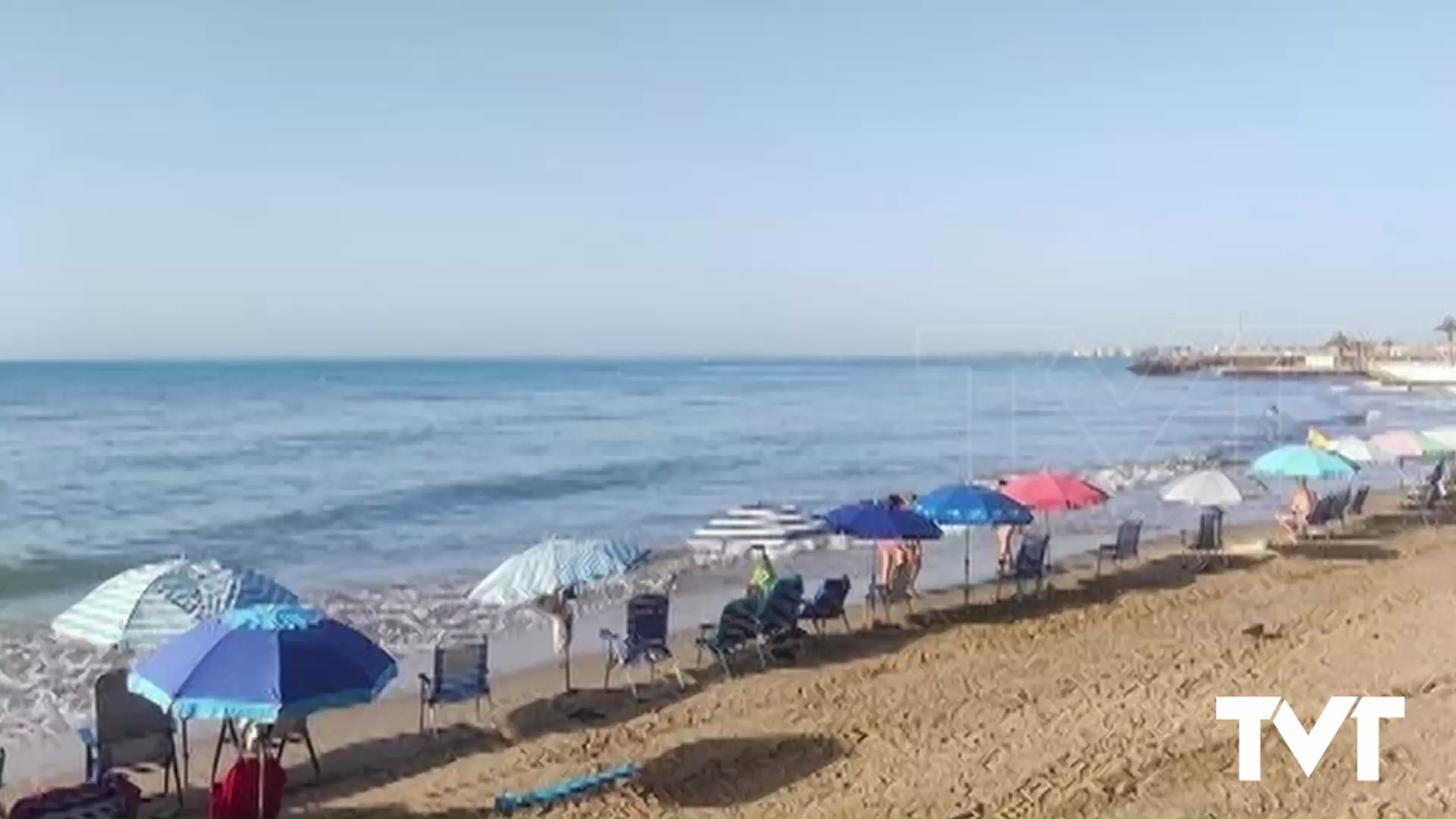 Imagen de Regresa la polémica de las sombrillas en primera línea de playa para guardar sitio
