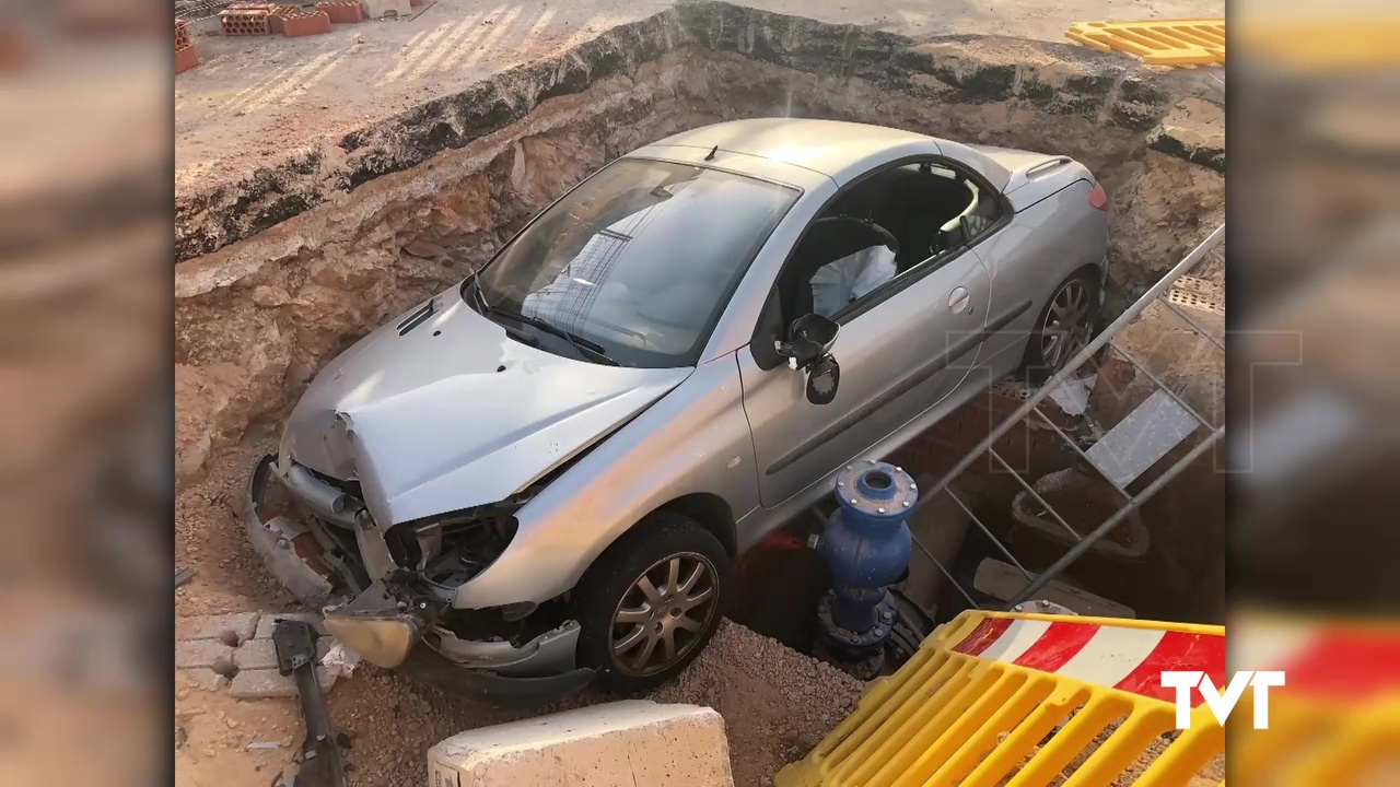 Imagen de Una conductora acaba con su coche metido en un socavón de una obra. Casi cuadruplicaba la tasa máxima de alcohol permitida
