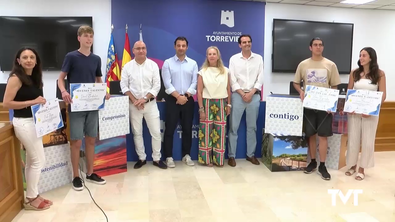 Imagen de Cuatro estudiantes reciben las becas universitarias al talento joven de Agamed