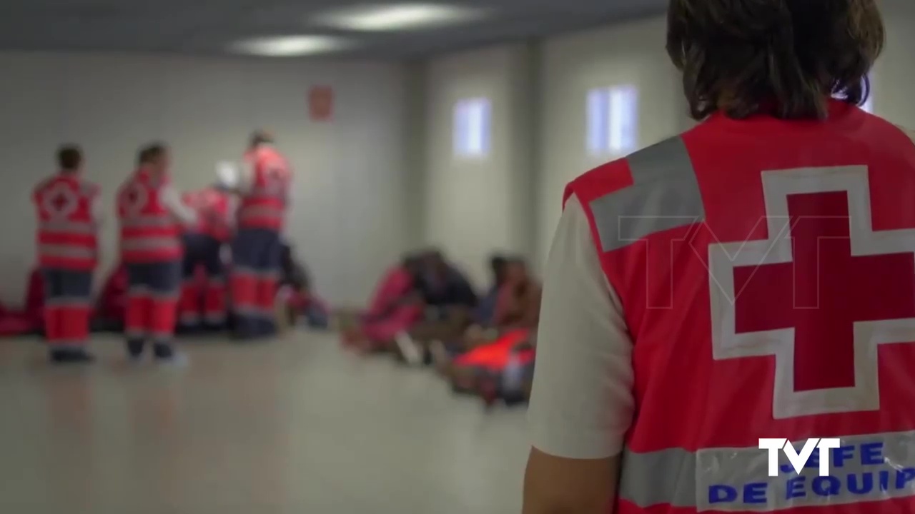 Imagen de Cruz Roja Alicante asiste a las 15 personas a bordo de una patera avistada en la costa de Cabo Cervera de Torrevieja