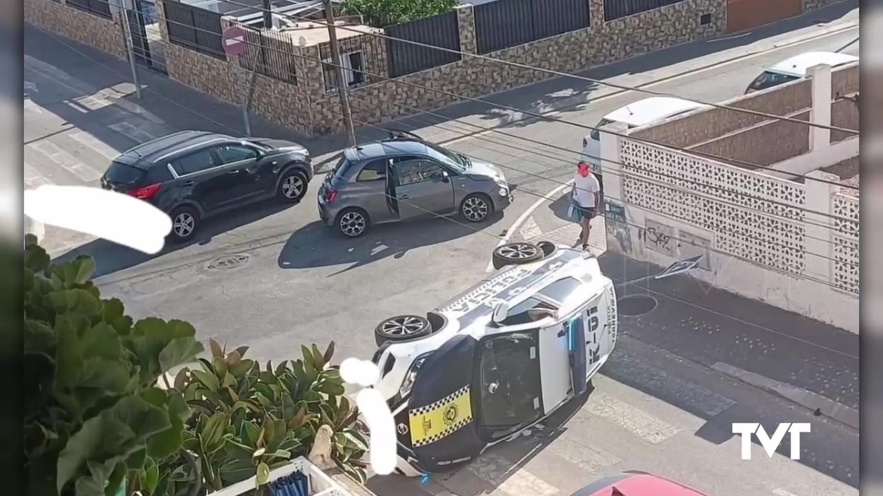 Imagen de Un vehículo policial que acudía al aviso de un robo acaba volcando tras colisionar en un cruce con otro vehículo