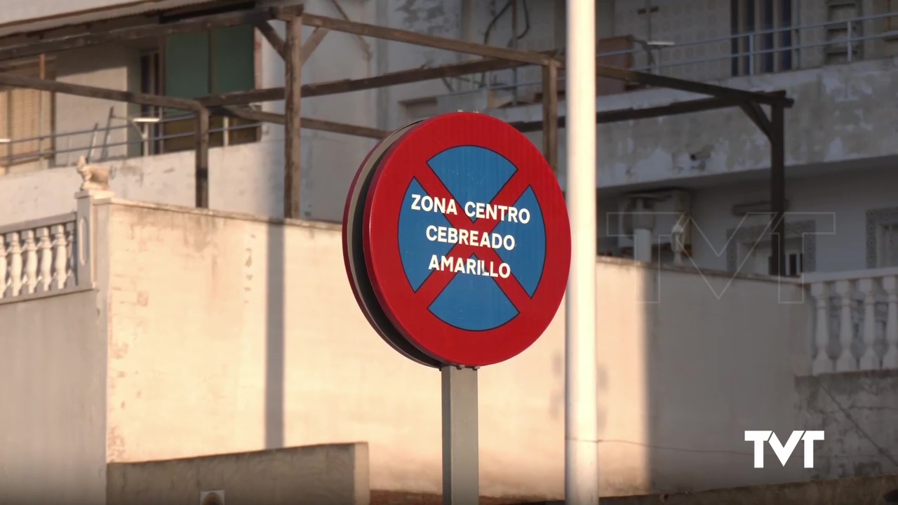 Imagen de Caso omiso a las señales de prohibido estacionar en el cebreado amarillo del Canal del Acequión de La Mata