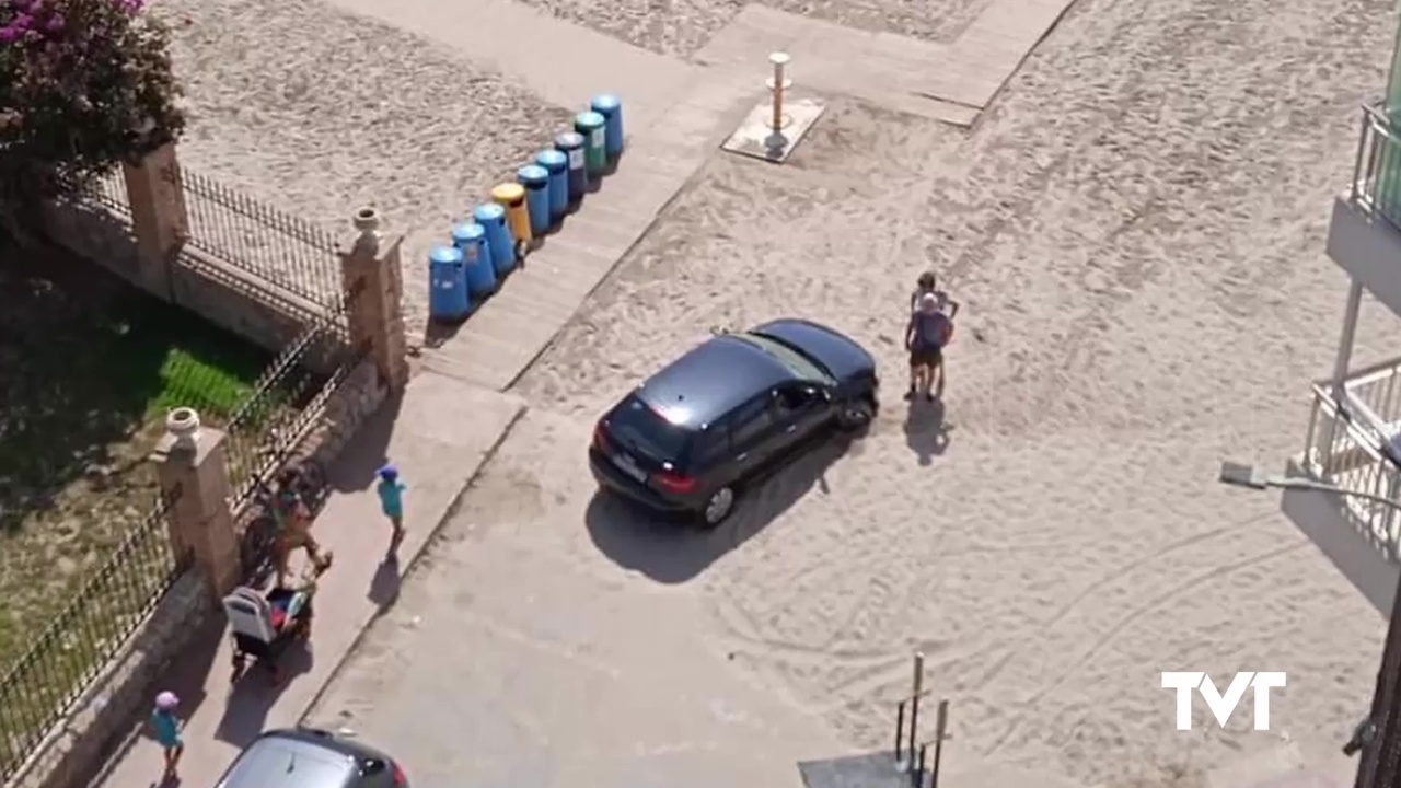 Imagen de El límite entre la calle y la arena es tan poco definido que otro vehículo acaba metido en el arenal de la playa del Acequión