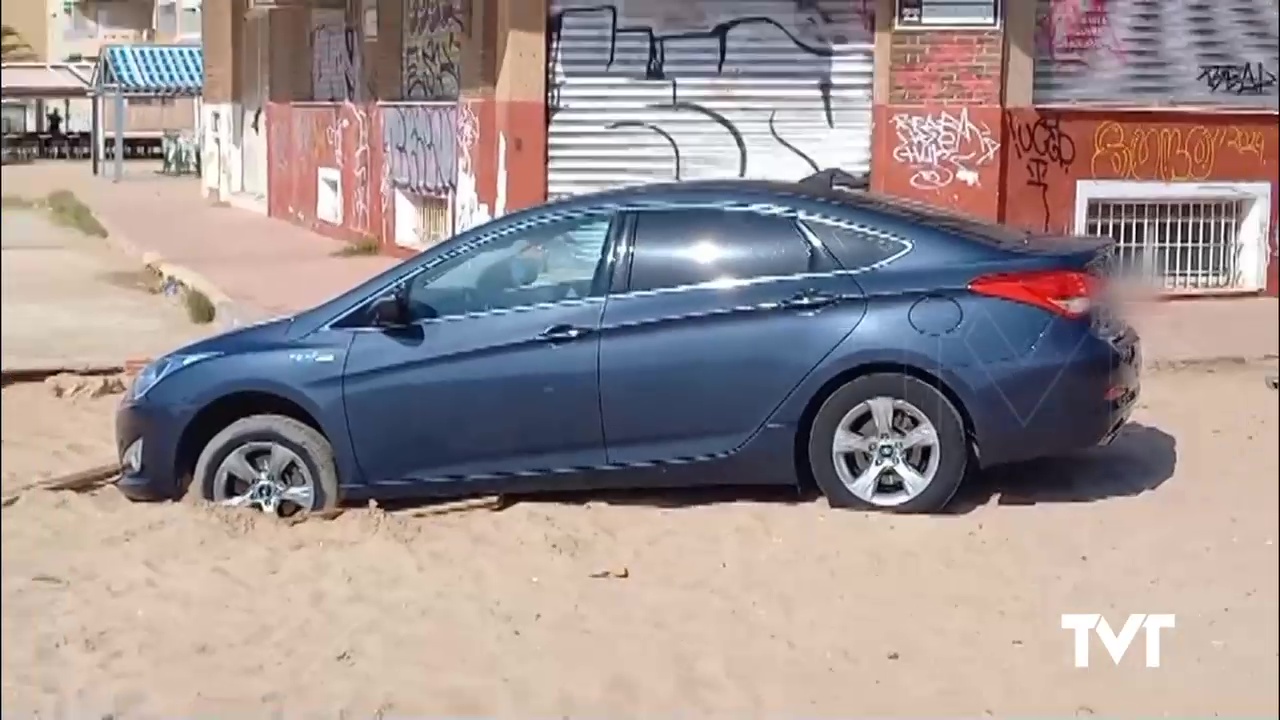 Imagen de Tercer vehículo encallado en la playa del Acequión. El tercero en menos de 15 días