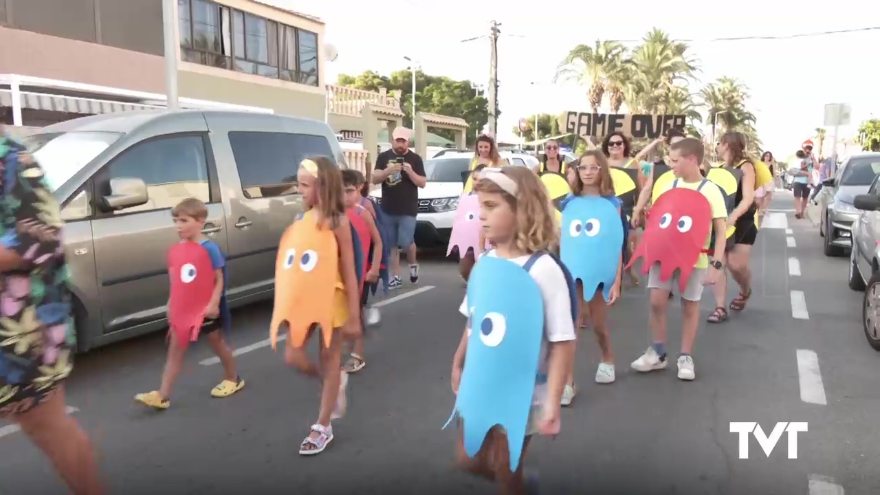 Imagen de Trogloditas, comecocos, accidentados, socorristas y deportistas olímpicos en el Desfile de carnaval de verano de San Roque